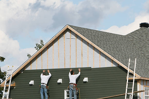 Professional Siding Contractor technician working in Bethany, IL